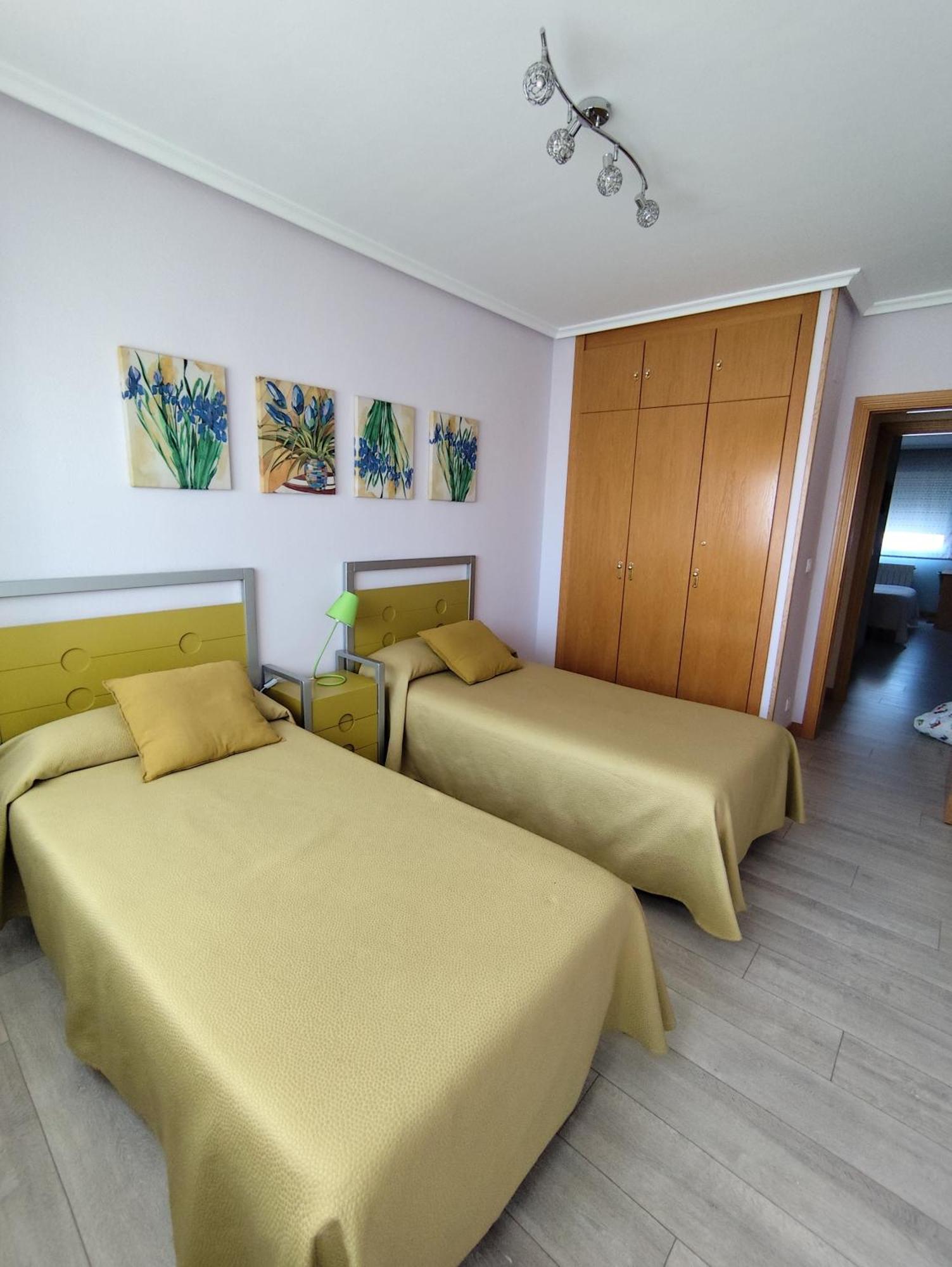 Apartamento De Tres Dormitorios Con Garaje Y Todos Los Servicios Cerca Burgo Екстериор снимка